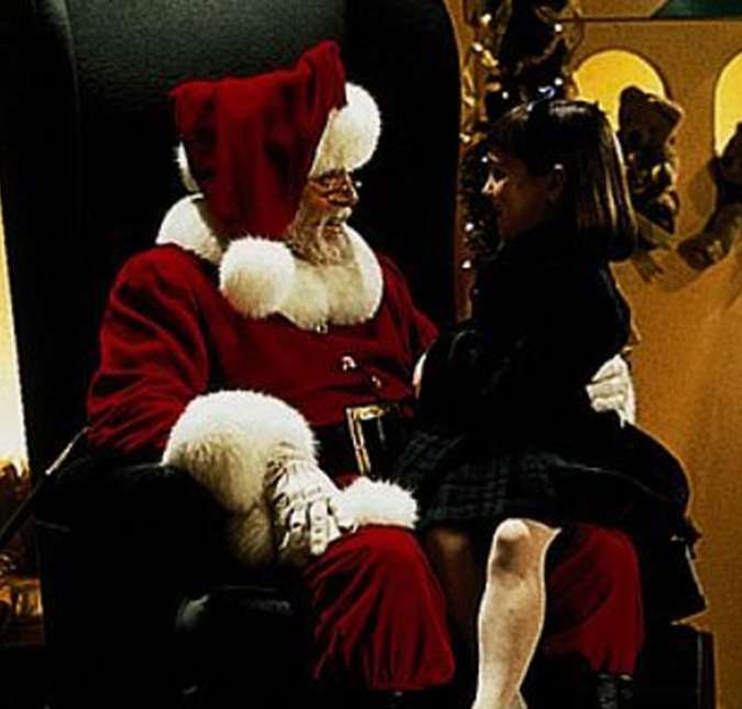 O filme Milagre na rua 34  é um dos clássicos de Natal. O primeiro longa foi feito em 1947, mas o remake de 1994 acabou fazendo muito sucesso. A produção conta a história do sr. Kris Kringle, velhinho muito simpático, que afirma ser o Papai Noel de verdade. Ele, em um dia de trabalho na loja de departamentos que o contratou, conhece a pequena Susan, que, apesar de ter apenas seis anos de idade, sabe muito bem da onde vem seus presentes de Natal.