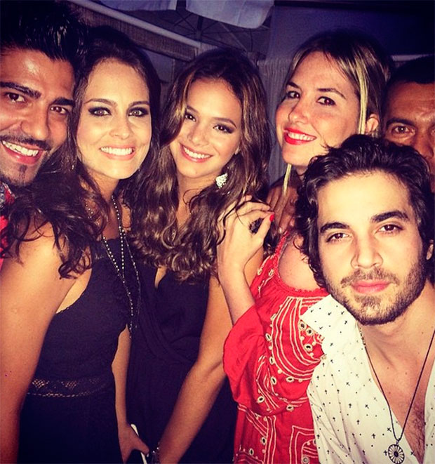 De férias, Bruna Marquezine curte festa em Santa Catarina ao lado de Fiuk e amigos