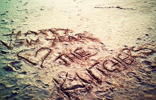Ashton Kutcher posta foto misteriosa no <i>Facebook</i>. Entenda!