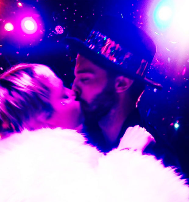 Miley Cyrus beija o namorado Patrick Schwarzenegger em festa de Ano Novo