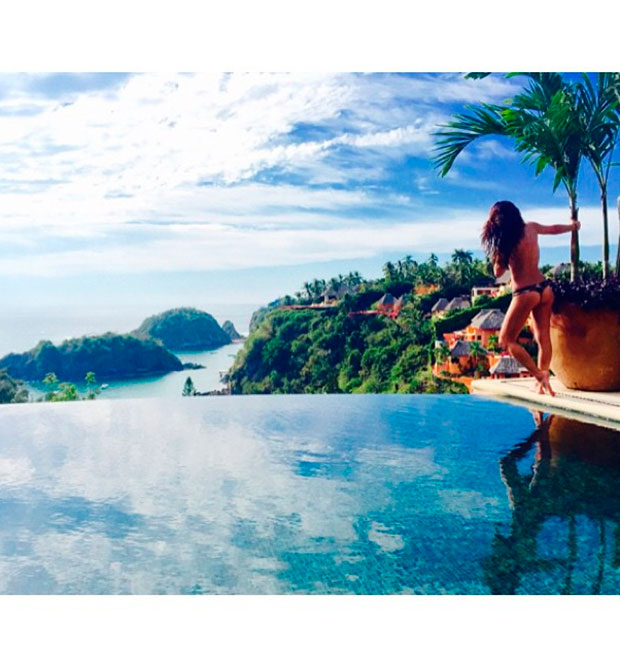 Lea Michele posa <i>topless</i> e de fio dental em rede social, veja!
