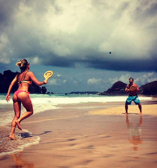 Giovanna Ewbank exibe corpão ao jogar frescobol com Bruno Gagliasso