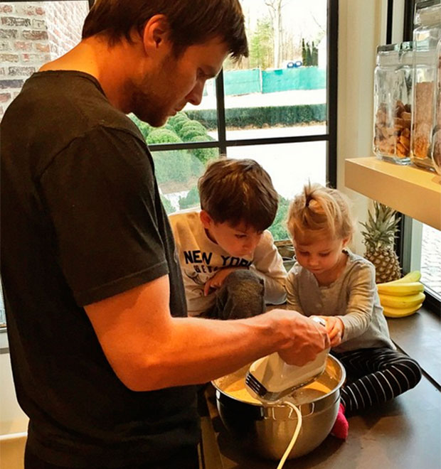 Gisele Bündchen compartilha foto do marido preparando panquecas para os filhos