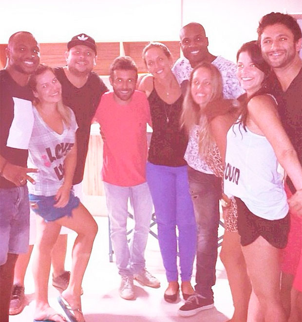 Fernanda Souza e Thiaguinho se reúnem com padrinhos de casamento