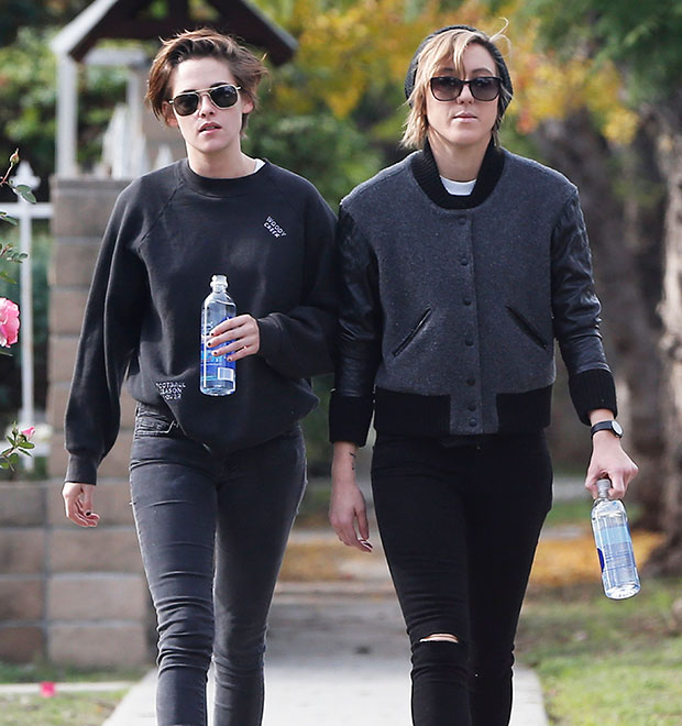 Kristen Stewart passeia de mãos dadas e faz <i>tattoo</i> combinando com a de sua assistente