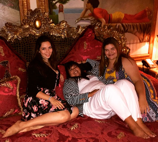 Fabiana Karla posa com filhas em mansão e se compara com as irmãs Kardashian
