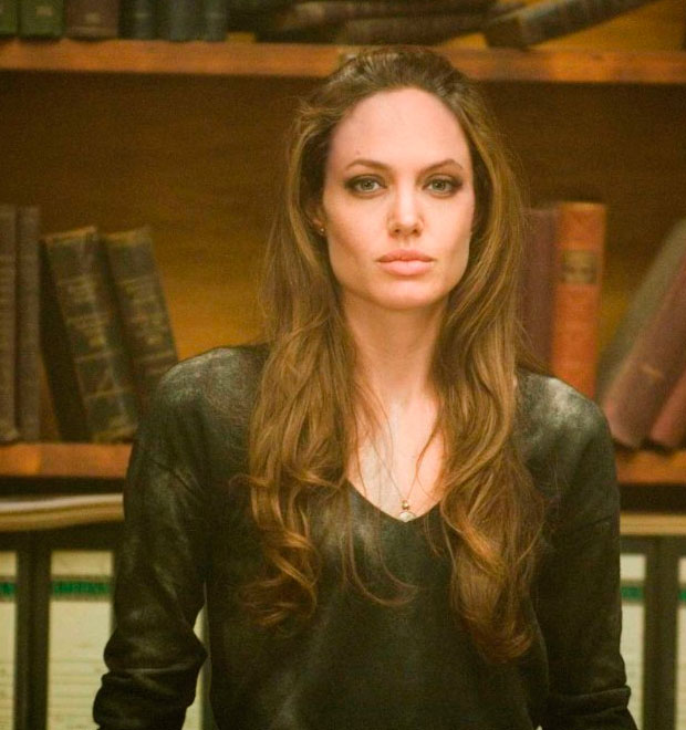 Angelina Jolie se emociona ao ser elogiada por fã e se prepara para conhecer o Papa Francisco