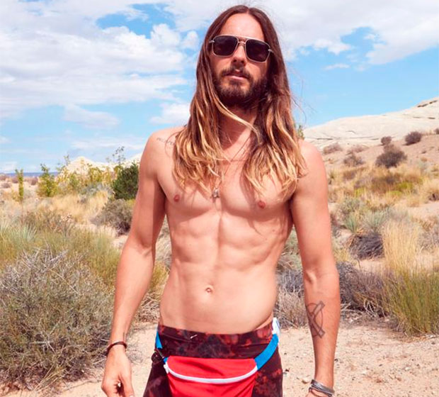 Jared Leto posa de pochete e impressiona com tanquinho