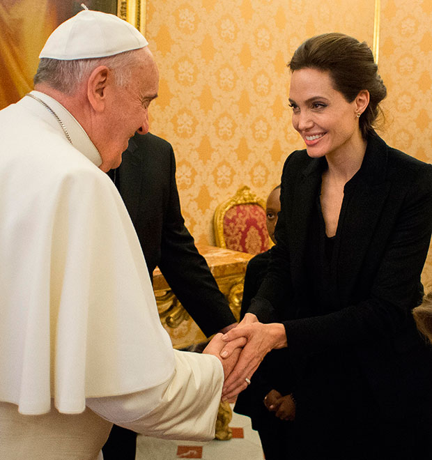 Angelina Jolie se encontra com o Papa Francisco no Vaticano. Veja a foto!