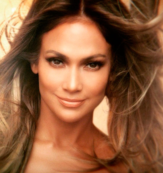 Jennifer Lopez nega ter voltado com ex-namorado e garante que está bem solteira