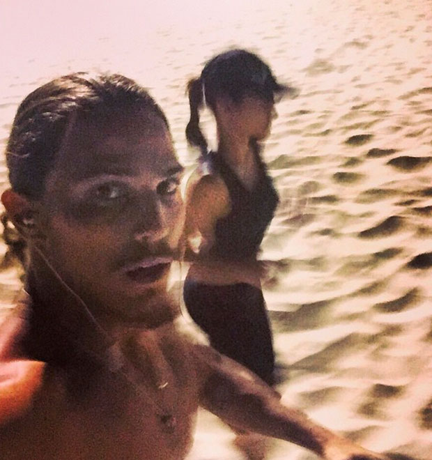 Romulo Neto corre na praia com Cleo Pires