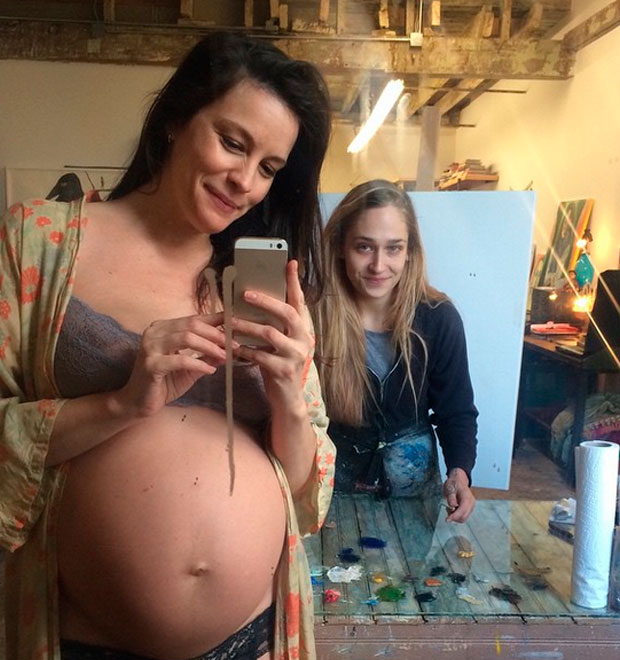 Liv Tyler exibe barrigão de grávida ao ter pintura feita por amiga