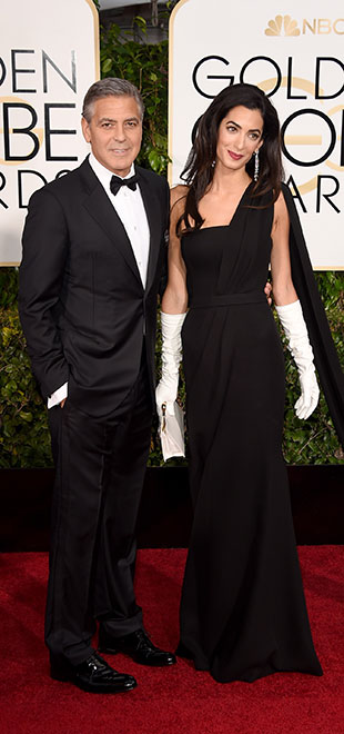 George Clooney recicla <i>look</i> do casamento e diz que sua esposa costurou luvas brancas
