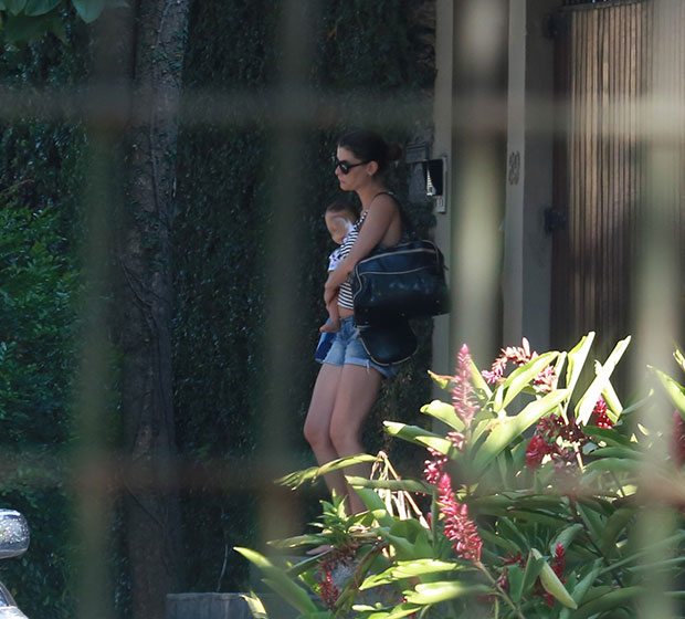Alinne Moraes passeia com o filho, Pedro
