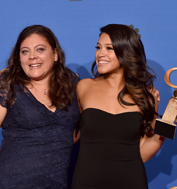 Após ganhar <i>Globo de Ouro</i>, Gina Rodriguez se emociona ao lado da irmã