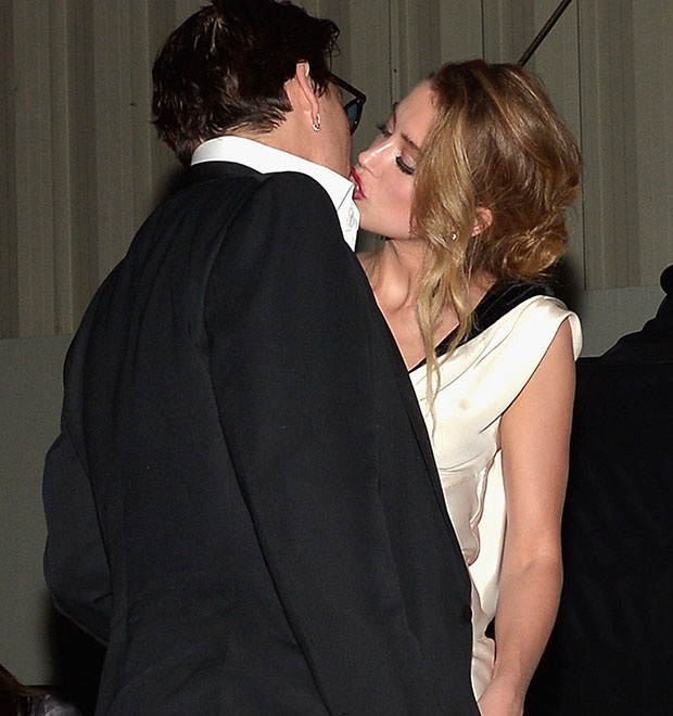 Johnny Depp e Amber Heard se beijam em evento e desmentem boatos de término