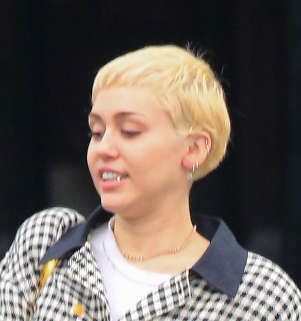 Miley Cyrus é flagrada com dente de ouro. Confira aqui!