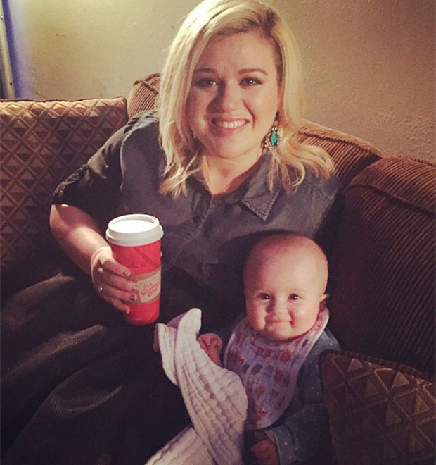 Kelly Clarkson diz que sua primeira gravidez foi <i>horrível</i>, mas pretende ter outro filho 