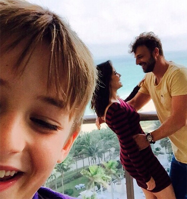 Em <i>selfie</i> de filho, Cássio Reis aparece ao lado de Fernanda Vasconcellos