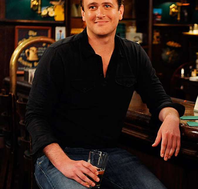 Marshall, interpretado por Jason Segel, era um dos personagens mais queridos do público, justamente por ser doce e engraçado, apesar do tamanho! Marshall nunca deixou de lado o seu sonho de mudar o mundo, nem mesmo quando precisou entrar para uma corporação que ia contra seus princípios para bancar a família. Ele, com certeza, é um papel que sentimos falta desde que a série terminou em 2014.