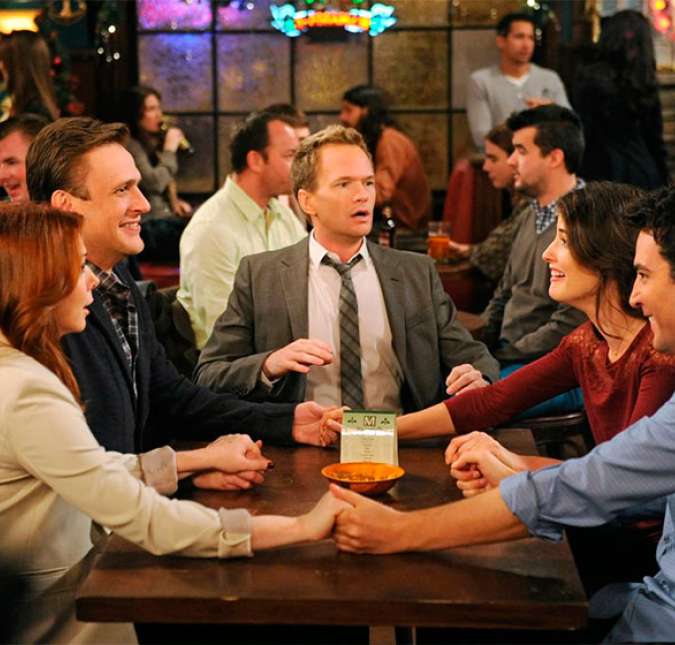 Se os amigos de Friends tinham um sofá no café Central Perk, os cinco amigos de How I Met Your Mother tinham a sua própria mesa em um pub que ficava logo embaixo do prédio em que Marshall, Ted e Lily moravam. Os cinco sempre se sentavam no mesmo lugar e foi ali que muitas de suas mais importantes conversas aconteceram. Aliás, foi até mesmo no bar que Ted conheceu Robin pela primeira vez, oficialmente a tornando parte do grupo.