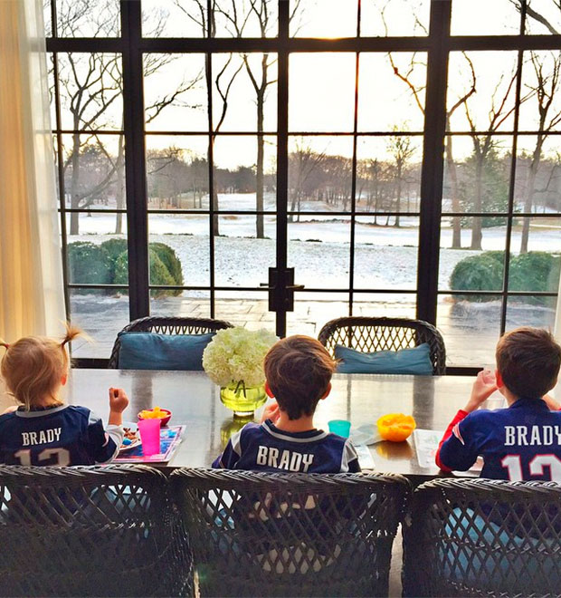 Gisele Bündchen mostra os filhos prontos para torcer pelo pai, veja!