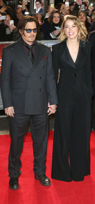 Em meio a rumores de crise, Johnny Depp e Amber Heard vão a pré-estreia de filme de mãos dadas