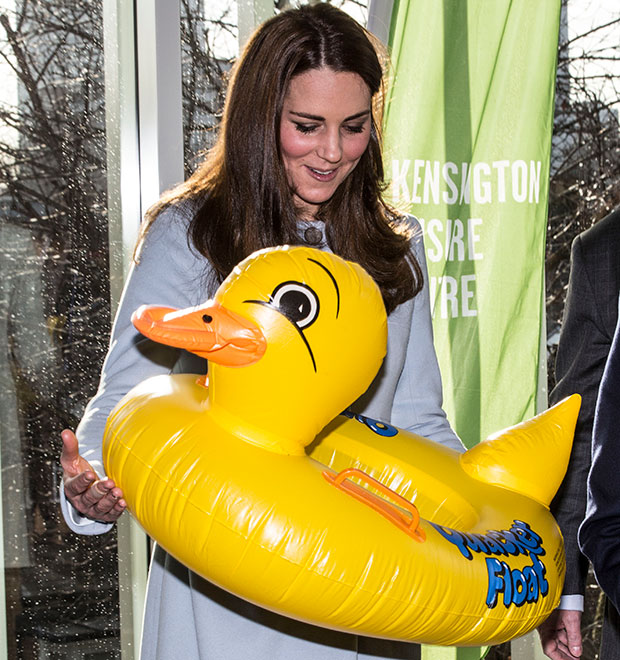 Kate Middleton ganha pato inflável durante compromisso oficial. Veja!