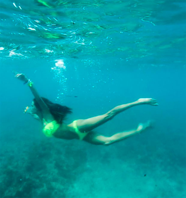 Alessandra Ambrósio posta foto no fundo do mar e faz mistério sobre novo projeto da <i>Victoria's Secret</i>