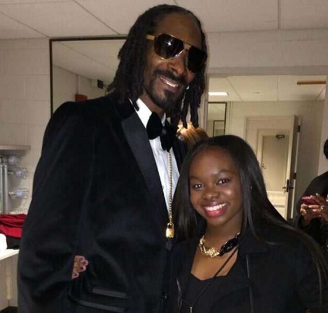 A cantora Cori B é mais conhecida por ser filha do rapper Snoop Dogg do que por seus dotes artísticos, mas também já esteve sob os holofotes devido ao lúpus. Em entrevista à People, em 2010, o astro contou que ele e a esposa, Shanté Broadus, notaram uma marca clara no rosto da filha quando ela completou seis anos de idade. Semanas depois, a drástica perda de peso e os cabelos caindo foram sinais de que havia algo errado. Nenhum médico sabia solucionar o problema, até que, passados alguns meses, o diagnóstico de lúpus foi confirmado: - Ela é a garotinha mais forte que eu conheço. [...] Ela tem toda essa alegria. No começo, a doença estava vencendo. Mas agora é Cori quem está, Snoop contou à revista.