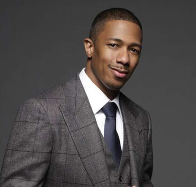 Em 2012, o apresentador Nick Cannon, ex-marido da cantora Mariah Carey, foi diagnosticado com lúpus após precisar ser internado devido a insuficiência renal e ter dois coágulos de sangue nos pulmões, causados pela doença. Cannon, na época, contou sobre sua rotina após o diagnóstico e também agradeceu à Mariah, que participou ativamente de sua recuperação: - Ela cuida de mim para ter certeza de que estou comendo e o que devo comer. Em  outro momento, ele mostrou que já teve uma crise provocada pelo lúpus e sua saúde ficou bastante debilitada. Na época, o cantor mostrou que esteve num hospital fazendo um tratamento e se recuperando bem. Em seu perfil no Instagram, o astro desabafou sobre a sua situação: Para todos que estão tentando falar comigo nos últimos dias, é assim que eu estou. E eu estarei no hospital durante o Natal. Mas está tudo bem, os médicos dizem que eu estarei de volta ao normal antes do Ano Novo. Complicado, não é mesmo?