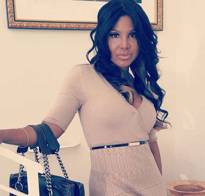 2008 foi um ano de descobertas para Toni Braxton. Infelizmente, elas não foram tão agradáveis assim. Quando a cantora descobriu que era portadora de lúpus não perdeu tempo e procurou as mais diversas instituições relacionadas à doença, tal como a Lupus Foundation, para dar seu apoio. A cantora confessou a doença para sua família em seu reality Braxton Family Values, e desde então vem procurando causas a fim de divulgar mais o lúpus pelo mundo. Em um evento da Lupus LA, ela fez um discurso emocionado compartilhando sua jornada, que contou com a marcante frase Isso é como o lúpus se parece, apontando para si mesma.