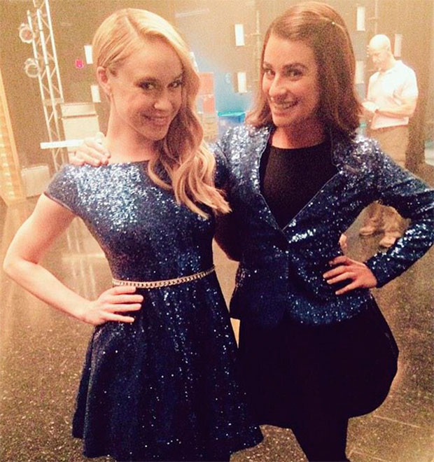 Lea Michele muda o visual e aparece de cabelo curto