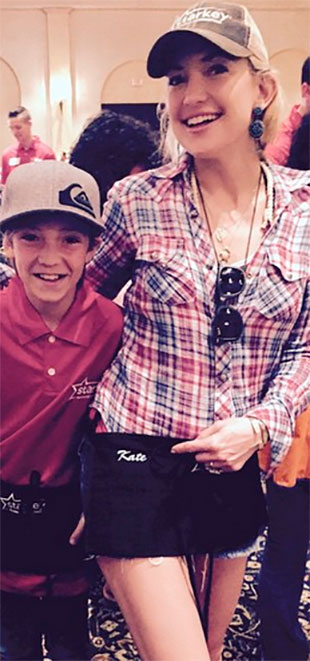 Kate Hudson faz caridade ao lado do filho no México