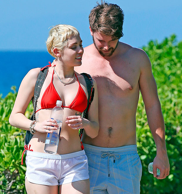 Miley Cyrus e Patrick Schwarzenegger curtem dias de sol no Havaí