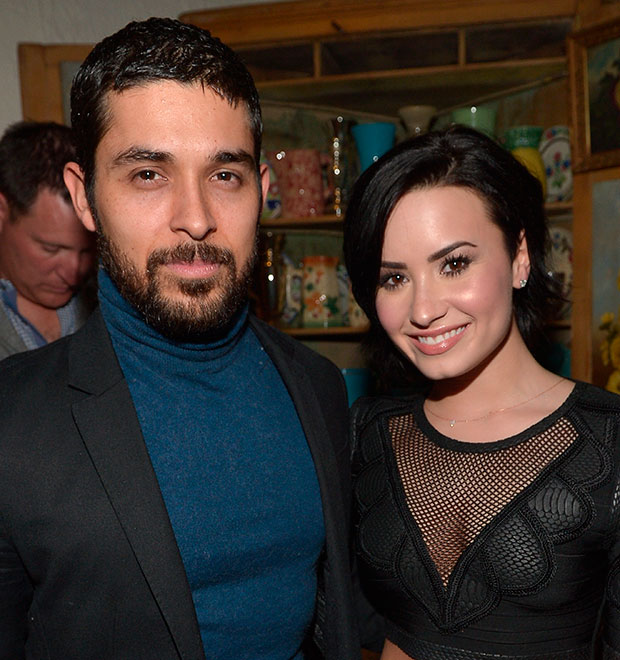 Demi Lovato curte festa de ex-cunhado ao lado do namorado