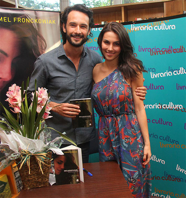 Perto dos 40 anos, Rodrigo Santoro fala sobre casar e ter filhos: - <i>Como todo casal, temos nossos planos</i>