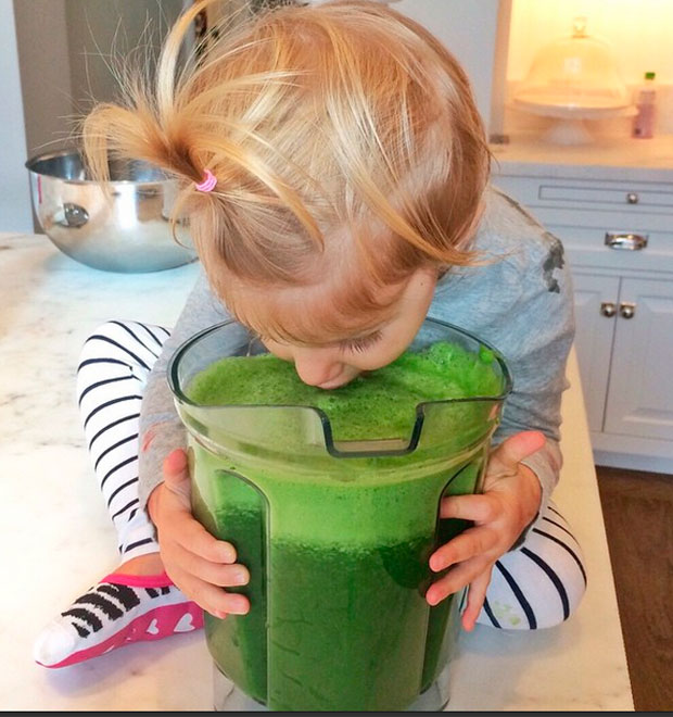 Gisele Bündchen posta foto da filha bebendo suco verde