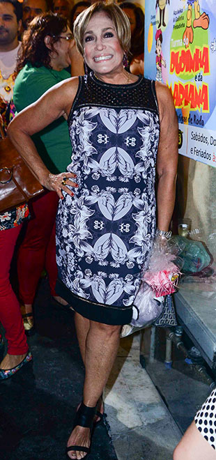 De cabelo curtinho, Susana Vieira prestigia peça do ex-namorado, com quem teria reatado