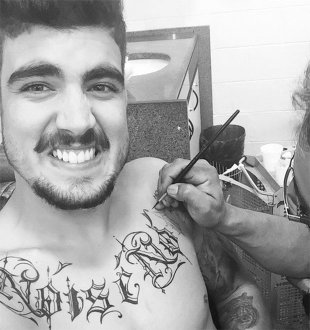 Caio Castro dá susto em seguidores e aparece com tatuagem enorme no peito