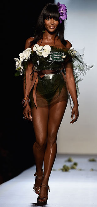 Naomi Campbell rouba a cena em desfile em Paris. Confira!