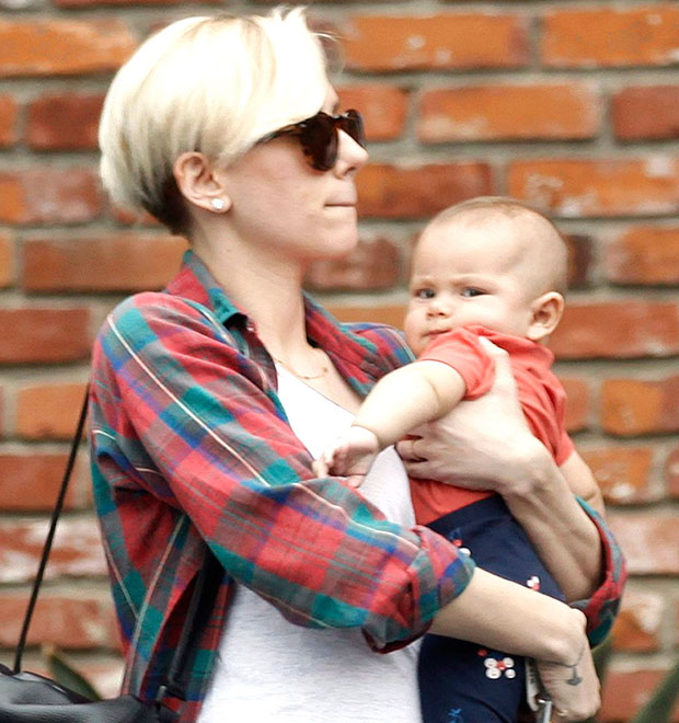 Scarlett Johansson passeia com sua filha de quatro meses, Rose. Veja!