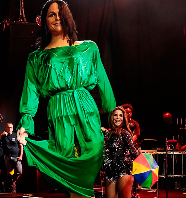 Ivete Sangalo é presenteada com boneca gigante durante <i>show</i> em Recife