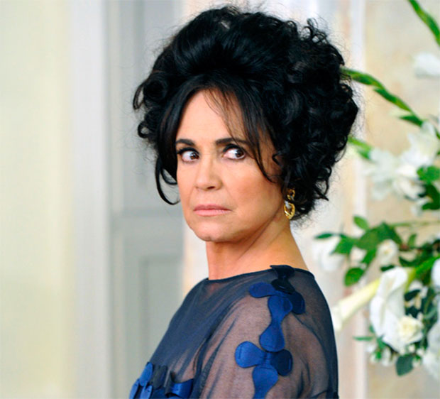 Regina Duarte completa 50 anos de carreira. Confira um ano a ano dela! Estrelando Regina Duarte completa 50 anos de carreira. Confira um ano a ano dela! Estrelando