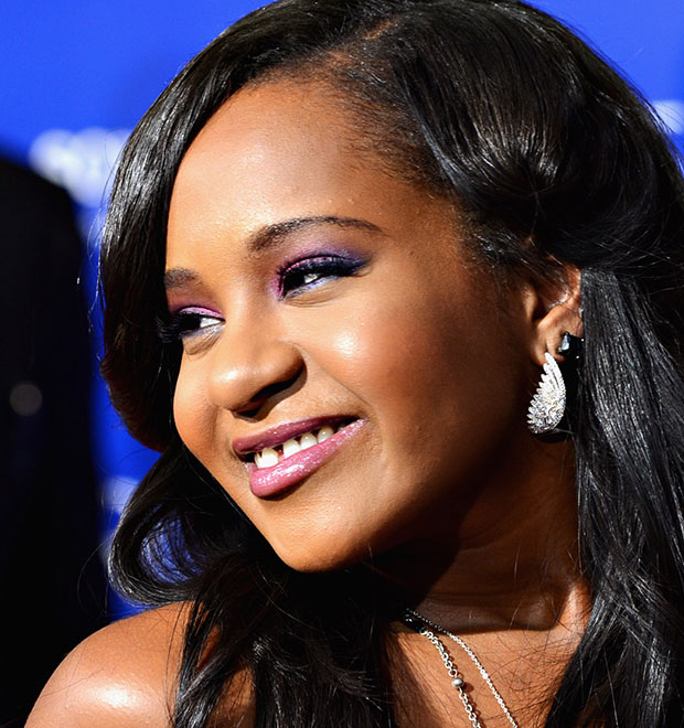 Família da filha de Whitney Houston está se reunindo para dizer adeus, diz <i>site</i>