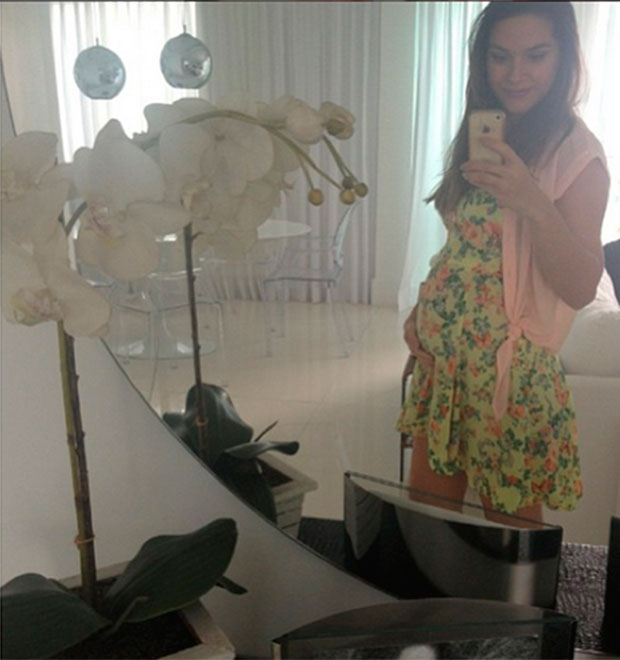 Grávida, Fernanda Machado exibe o barrigão em <i>selfie</i>