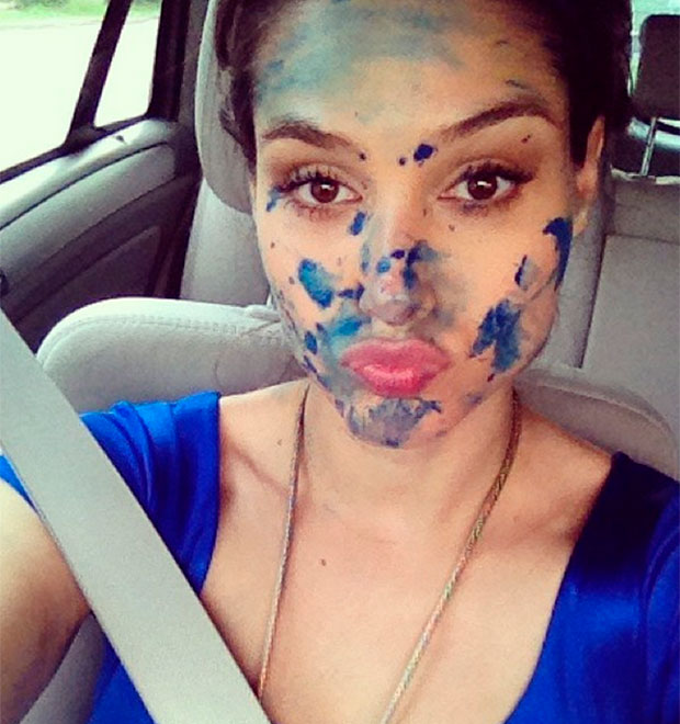 Fernanda Machado faz <i>selfie</i> com o rosto sujo de tinta. Veja!