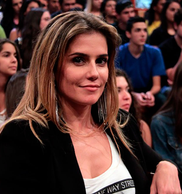 Após se declarar a <i>encalhada</i> da família, Deborah Secco revela como curte a solteirice