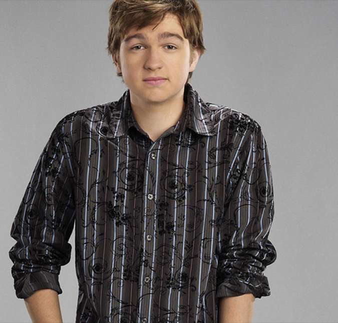 Essa não foi a única polêmica de Two and a Half Men. Angus T. Jones, intérprete de Jake, falou mal da série dizendo que era porcaria e que as pessoas não deveriam assistir. Depois de muita especulação sobre sua demissão, ficou decidido que ele voltaria, mas não como parte do elenco principal.