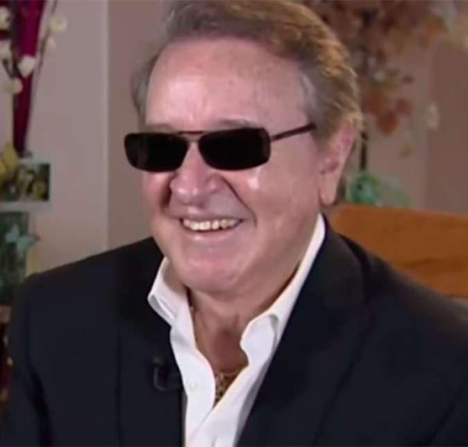 Aliás, Carlos Villagrán, o intérprete de Quico de Chaves, chegou a assumiur em uma entrevista para o programa Al Rojo Vivo que teve uma relação extraconjugal com Florinda Meza, viúva de Roberto Bolaños. O astro nascido em 12 de janeiro de 1944 contou que o affair durou por um breve período enquanto ele estava casado, e o classificou ainda não como algo mau, mas indevido: - Sim, eu ainda estava casado. Foi por pouco tempo, não foi assim, grandioso. Foi um pouco mais que amizade. Eu não me atrevo a qualificar nada. Cada um é responsável por seus próprios atos. Não foi algo mau, foi indevido. Carlos disse ainda que depois do término, a amizade foi mantida: - Havia uma boa relação. Seguimos nos relacionando como companheiros de trabalho. Éramos profissionais. Na mesma entrevista, o comediante revelou que desistiu de brigas pelos direitos de seu personagem Quico, em respeito a Roberto Bolaños.